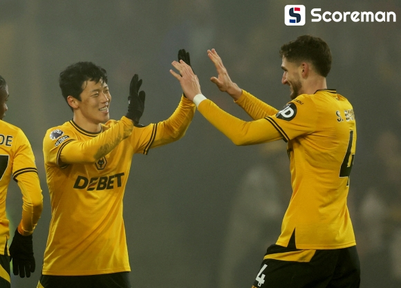 황희찬, 14경기만에 시즌 첫 골 터졌다! 울버햄튼 2-0 맨유 제압